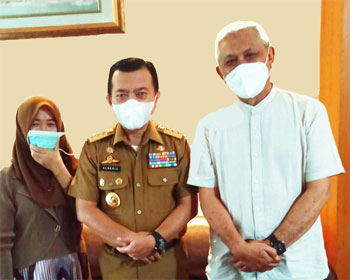 H.M. Taufik Yasak, SH,. M.M (Kiri), bersama Gubernur Jambi Dr.H. Al Haris, S.Sos,. M.Hum (Tengah) dan Istri. Foto- Dok.