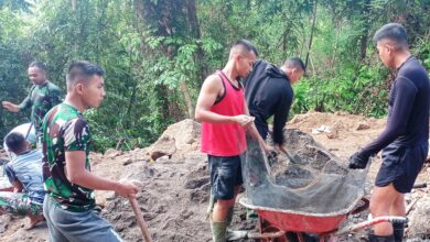 Rakyat membantu Satgas TMMD ke-111, Kodim 1415 Kepulauan Selayar