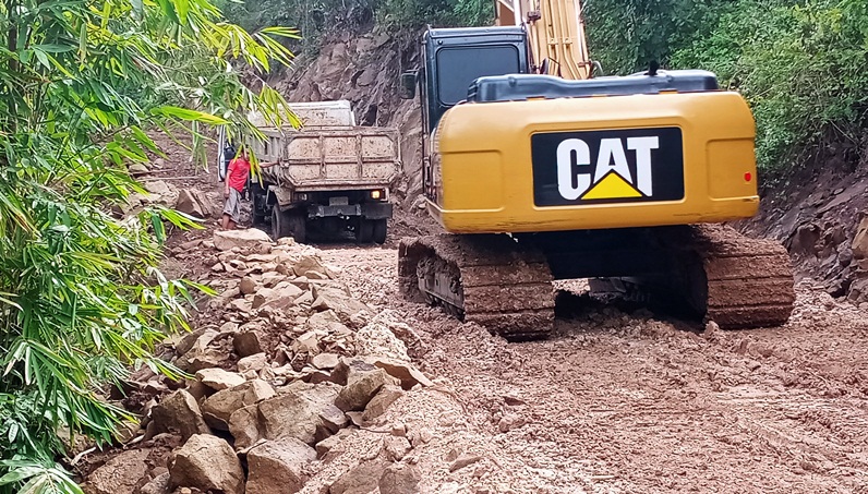 Satgas TMMD Ke 111 Selayar Pakai Alat Berat Timbun Jalan Berlumpur