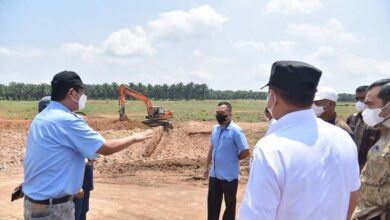 Bupati Ir. Zahir, M.AP didampingi Kadis PUPR Ir. Khairul Anwar bersama Dirut PT. PSU Ir. Ghazali Arif, MBA saat meninjau lokasi pembangunan Mesjid Besar dan Rest Area di Kecamatan Laut Tador Kabupaten Batubara Sumatera Utara