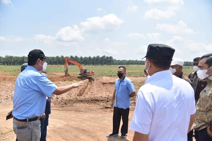 Bupati Ir. Zahir, M.AP didampingi Kadis PUPR Ir. Khairul Anwar bersama Dirut PT. PSU Ir. Ghazali Arif, MBA saat meninjau lokasi pembangunan Mesjid Besar dan Rest Area di Kecamatan Laut Tador Kabupaten Batubara Sumatera Utara