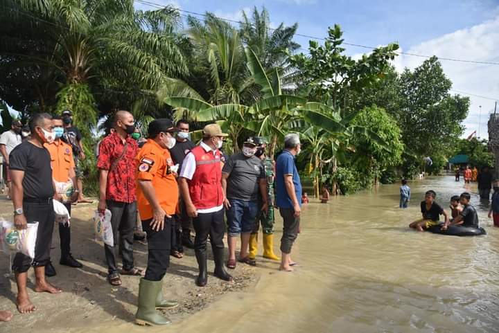 Bupati Batubara Ir. Zahir, M. Ap didampingi Kepala BPBD saat meninjau lokasi banjir di Desa Bangun SariKecamatan Datuk Tanah Datar Kabupaten Batubara Provinsi Sumatera Utara