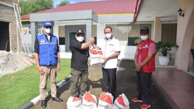 Perwakilan Kemensos RI, Muhammad Delmi dari Kasubdit Penanganan dan Korban Bencana Alam saat menyalurkan paket sembako secara simbolis kepada Pemkab Batubara.
