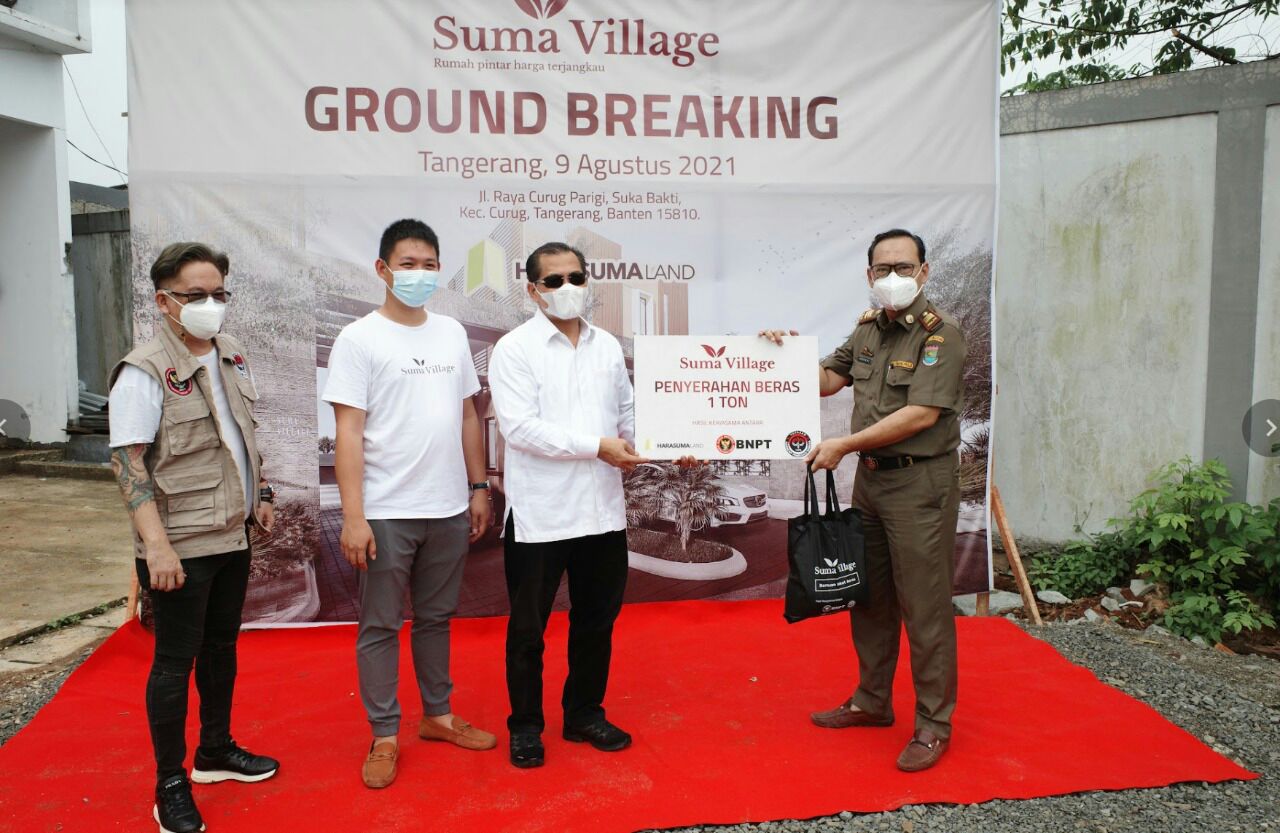 BNPT dan YHPB didukung Suma Village saat santuni mahasiswa perantauan dan masyarakat terdampak Covid-19 di Curug, Tangerang, Banten. (Dok. Istimewa)