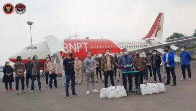 Saat BNPT dan YHPB bersama Pemuda-Mahasiswa Serahkan Bantuan pada Mahasiswa Perantauan dan Masyarakat Terdampak Covid-19. (Dok. Istimewa)