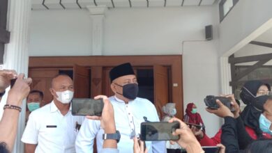 Wali Kota Tegal, Dedy Yon Supriyono memberikan keterangan pers sesaat setelah rapat koordinasi (BeritaNasional.ID)