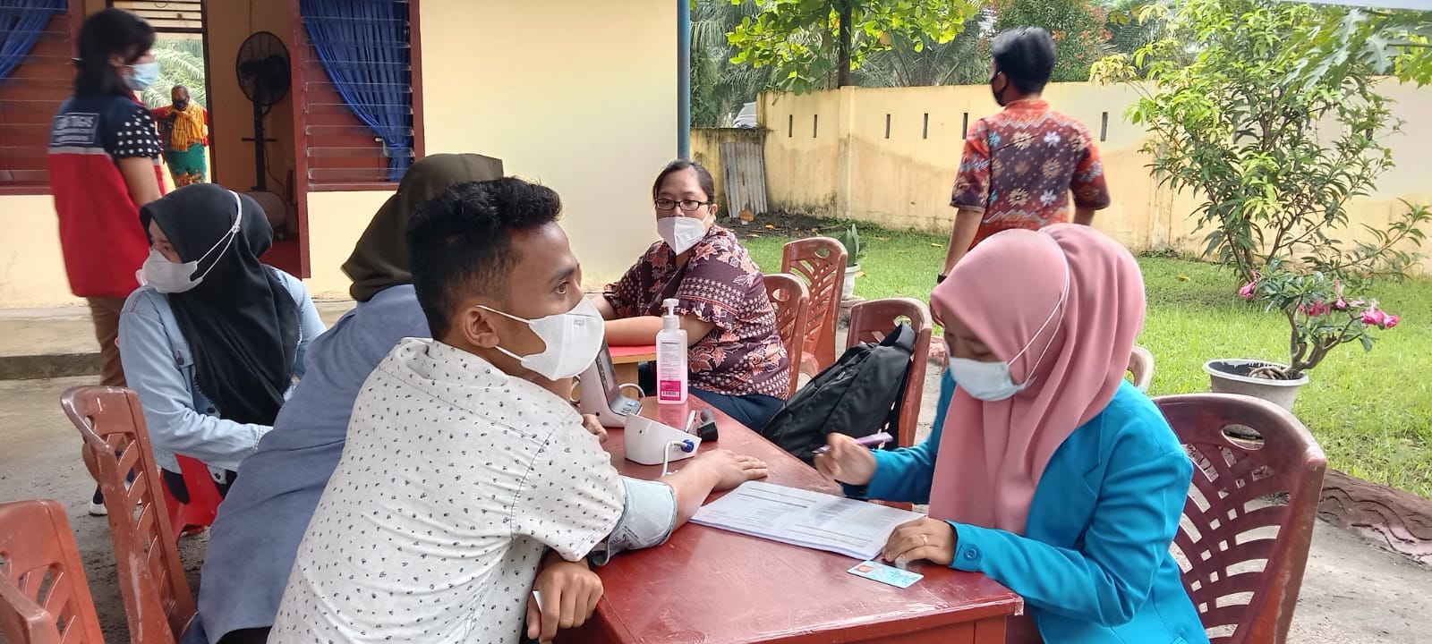 Perwakilan mahasiswi BEM STIT-BB saat mendata peserta vaksinasi.