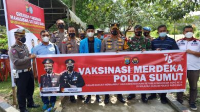 Kapolres Batubara AKBP Ikhwan Lubis SH, MH bersama unsur TNI-Polri dan Ketua BEM STIT-BB M. Khairun Nizam disela kegiatan Vaksinasi massal.