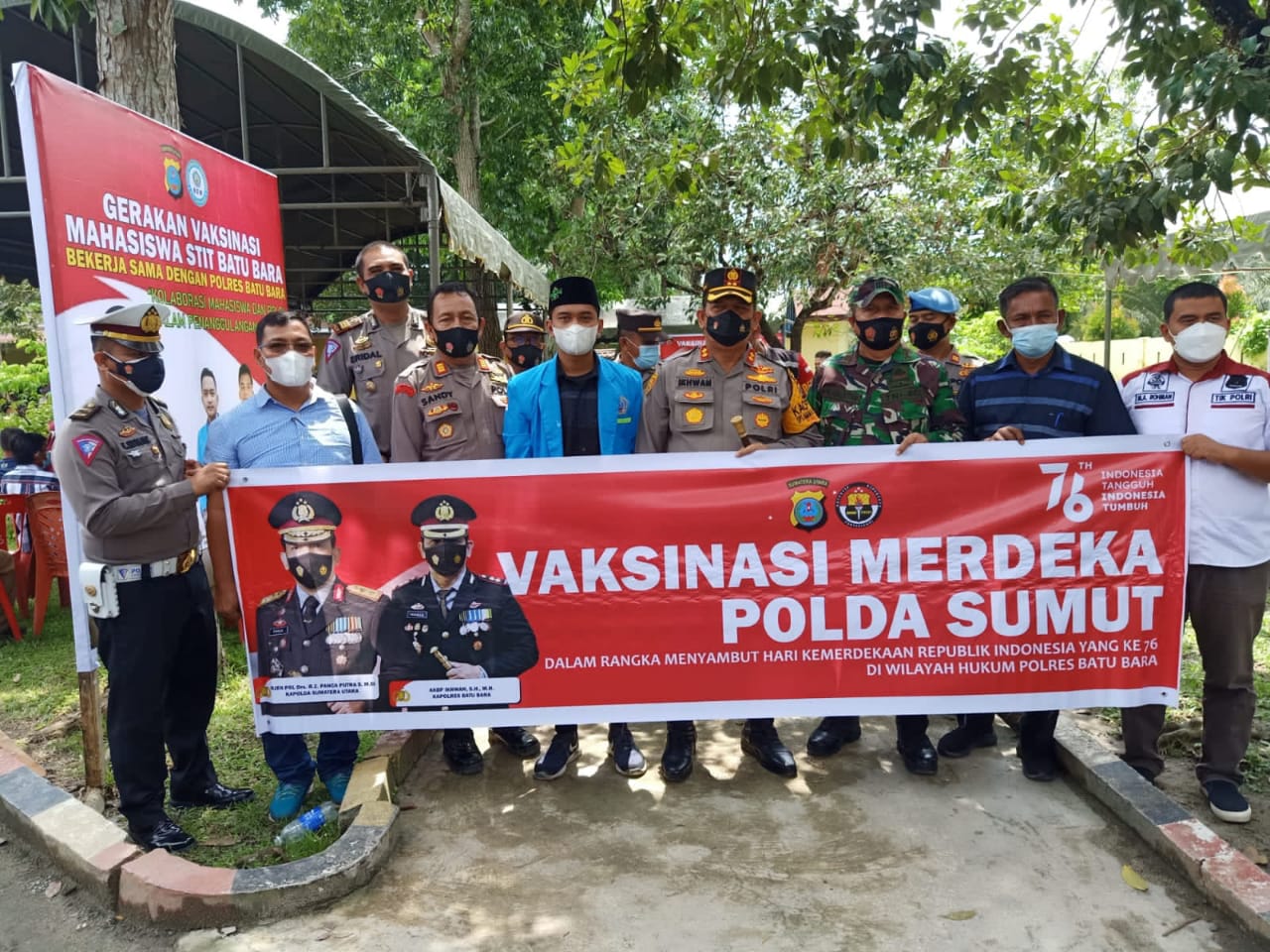 Kapolres Batubara AKBP Ikhwan Lubis SH, MH bersama unsur TNI-Polri dan Ketua BEM STIT-BB M. Khairun Nizam disela kegiatan Vaksinasi massal.