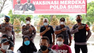 Kapolsek Labuhan Ruku AKP Ir. Jagani Sijabat, Kadis Kesehatan Batubara drg. Wahid Khusyairi, dan Camat Sei Balai KRT Hanafi SH disela kegiatan Vaksinasi Merdeka Polda Sumatera Utara