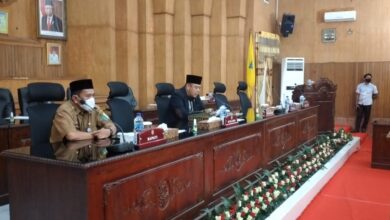 Wakil Ketua II DPRD Batubara Syafrizal SE. M. Ap bersama Asisiten I Rusian Heri saat memimpin Rapat Paripurna di Aula Rapat DPRD Batubara, Kecamatan Lima Puluh