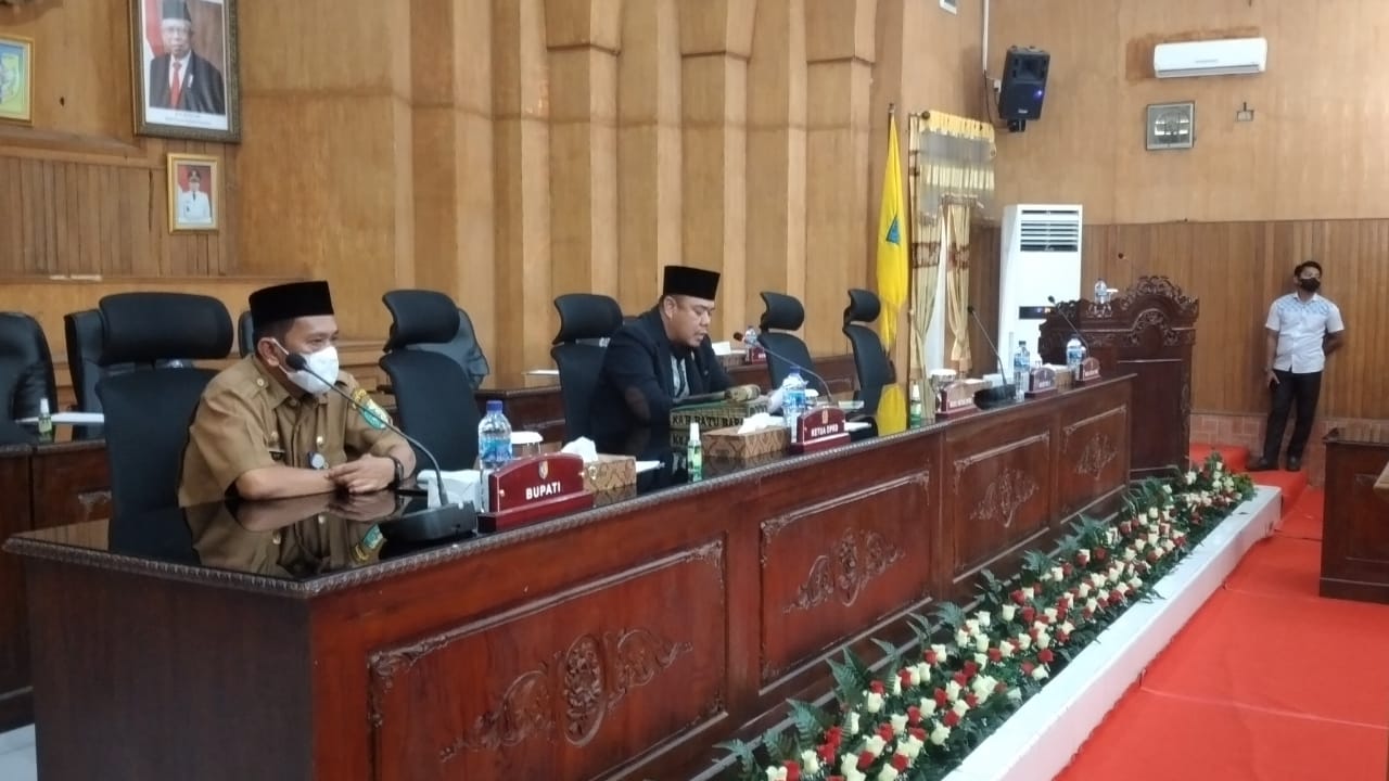 Wakil Ketua II DPRD Batubara Syafrizal SE. M. Ap bersama Asisiten I Rusian Heri saat memimpin Rapat Paripurna di Aula Rapat DPRD Batubara, Kecamatan Lima Puluh