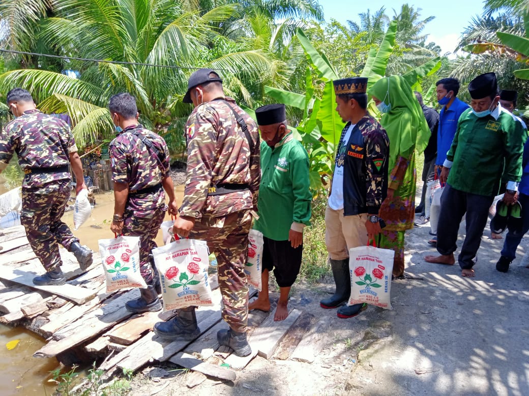 Pengurus NU besersa Banser Ansor Batubara saat menelusuri korban banjir di Desa Sei Mataram Nibung Hangus