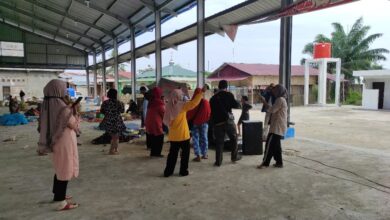 Sejumlah Pedagang Pasar Impres Kecamatan Tanjung Tiram Kabupaten Batubara tampak terlihat Sabtu siang, (28/08) bernyanyi ria bersama salah satu upaya mereka menghilangkan setres karena tidak ada pembeli.