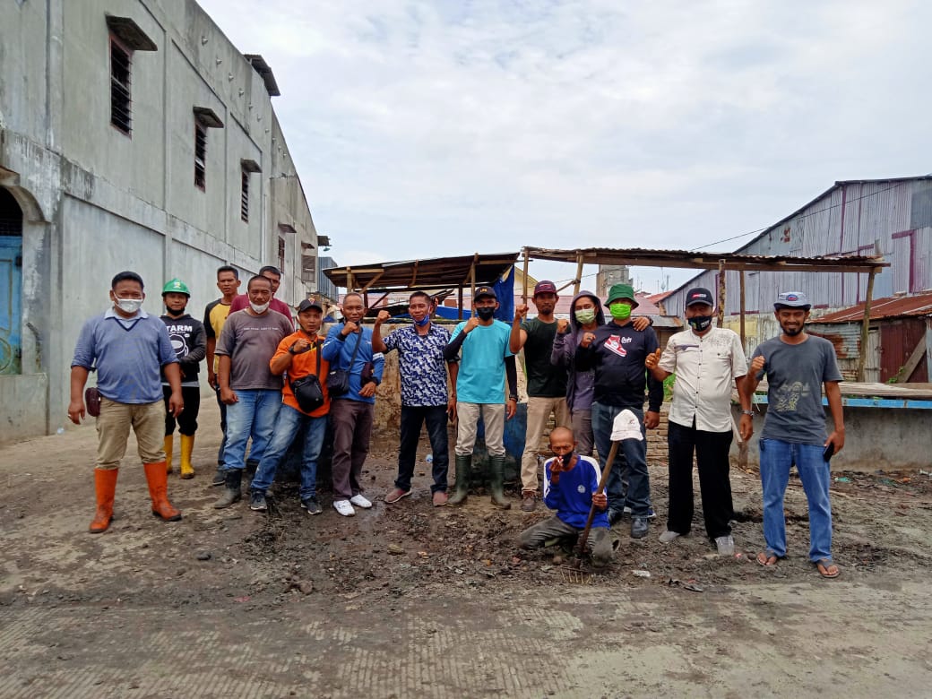 Personil Kebersihan Dinas LHKP usai membersihkan sampah bersama Forkopimcam Tanjung Tiram