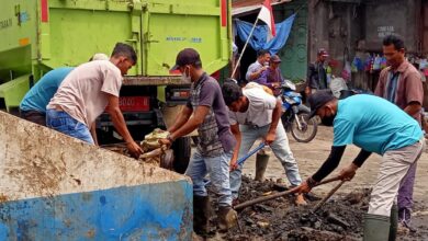Kadis LHKP Azhar beserta personil dan Forkopimcam Tanjung Tiram saat membersihkan sampah yang menumpuk di bibir jalan, Jalan Nelayan.