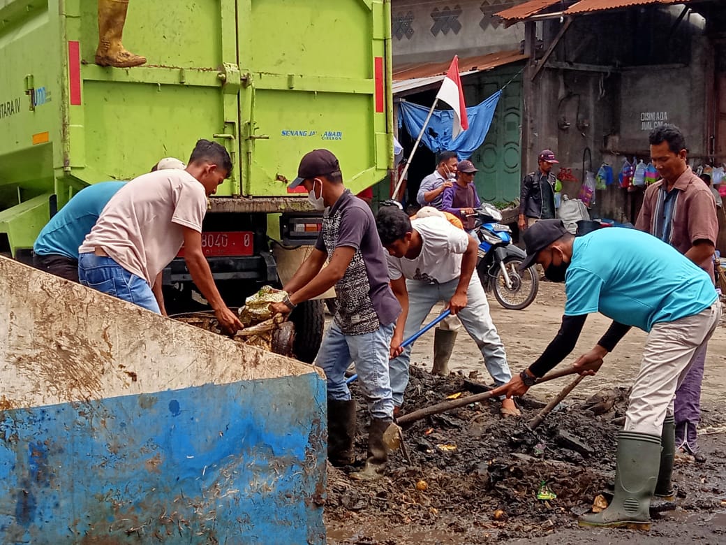 Kadis LHKP Azhar beserta personil dan Forkopimcam Tanjung Tiram saat membersihkan sampah yang menumpuk di bibir jalan, Jalan Nelayan.