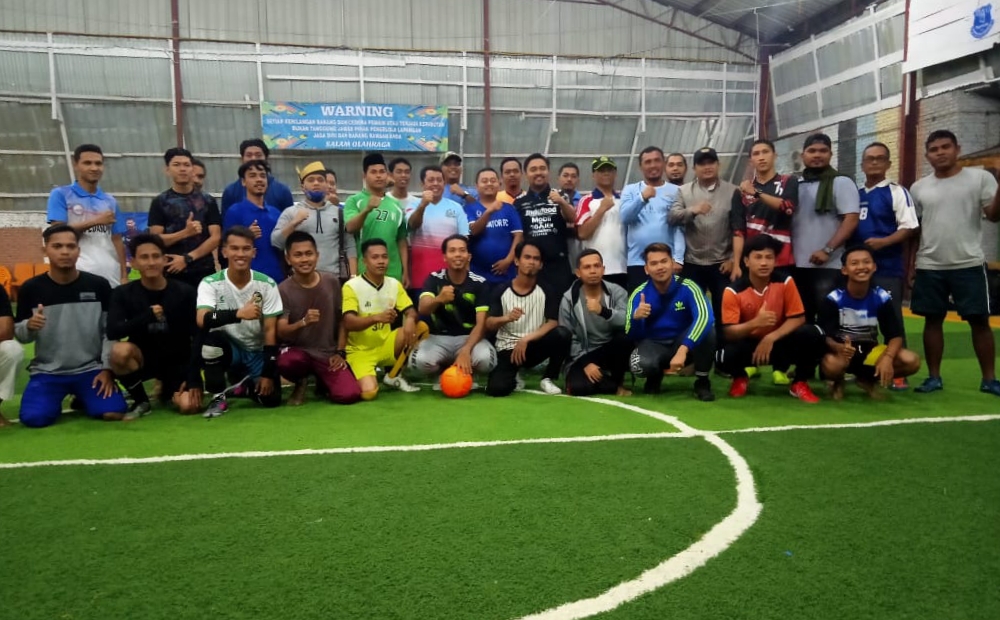 Silaturrahmi bermain Futsal dari pemuda bersama tokoh pemuda Kabupaten Batubara di Lapangan Futsal Nurjannah.