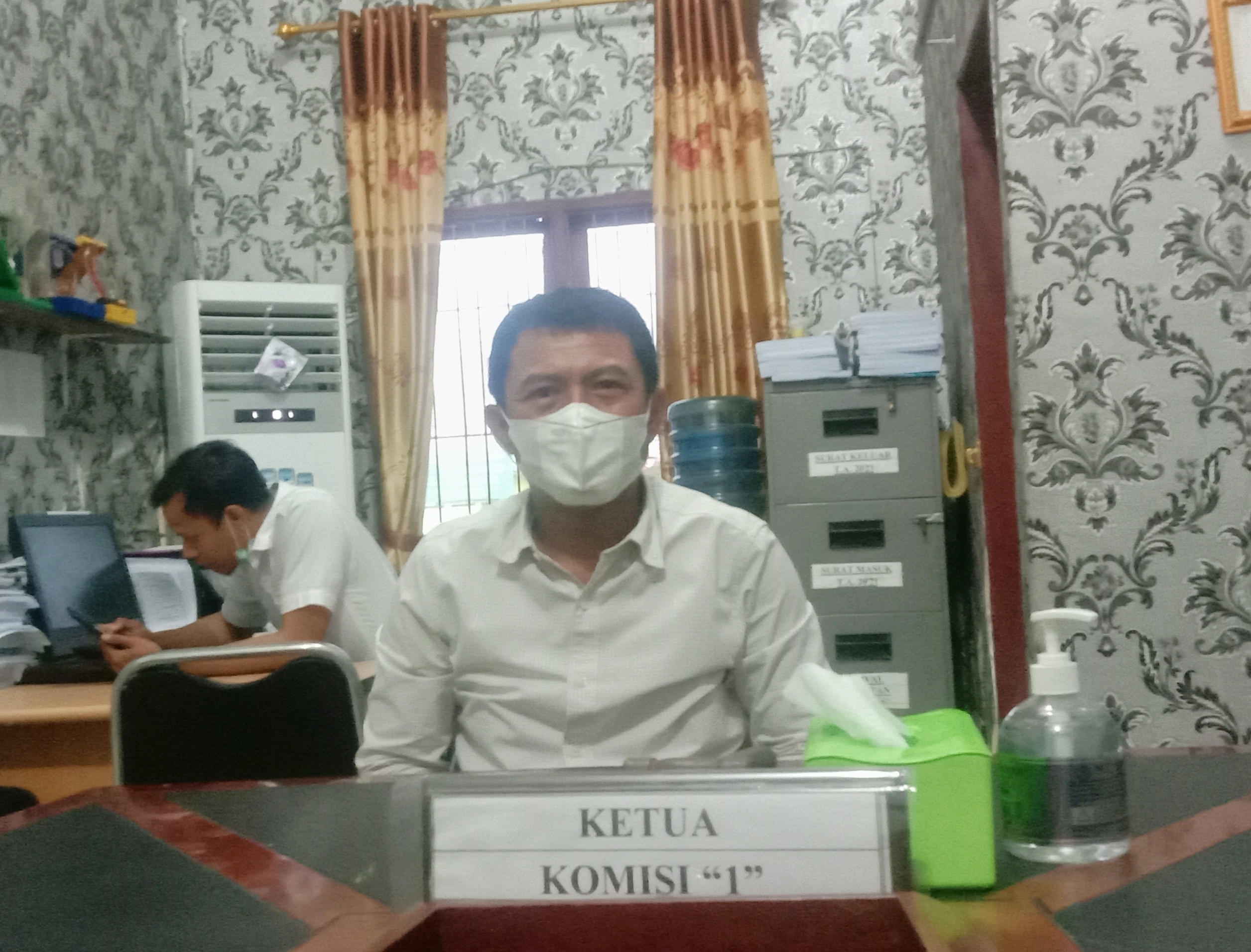 Azhar Amri Anggota DPRD Batubara dari Fraksi PBB saat memberikan keterangannya diruangan Komisi I DPRD Batubar.