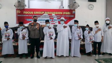 Kabagpenum Divhumas Polri Kombes Pol Drs. H. Ahmad Ramadhan, SH.MSi, MH bersama Kapolres Batubara dan santri Ponpes Modern Darussalam Guntur usai melaksanakan FGD.