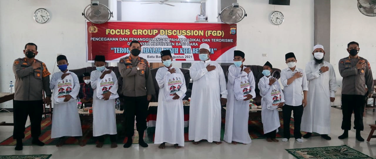 Kabagpenum Divhumas Polri Kombes Pol Drs. H. Ahmad Ramadhan, SH.MSi, MH bersama Kapolres Batubara dan santri Ponpes Modern Darussalam Guntur usai melaksanakan FGD.