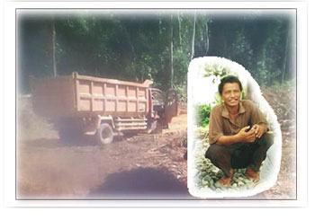 Semasa hidupnya Korban, bersama mobil Truk yang dikemudikannya. Foto dilokasi tempat bekerja almarhum di perkebunan Sawit Manis Mata. Foto-Dok.