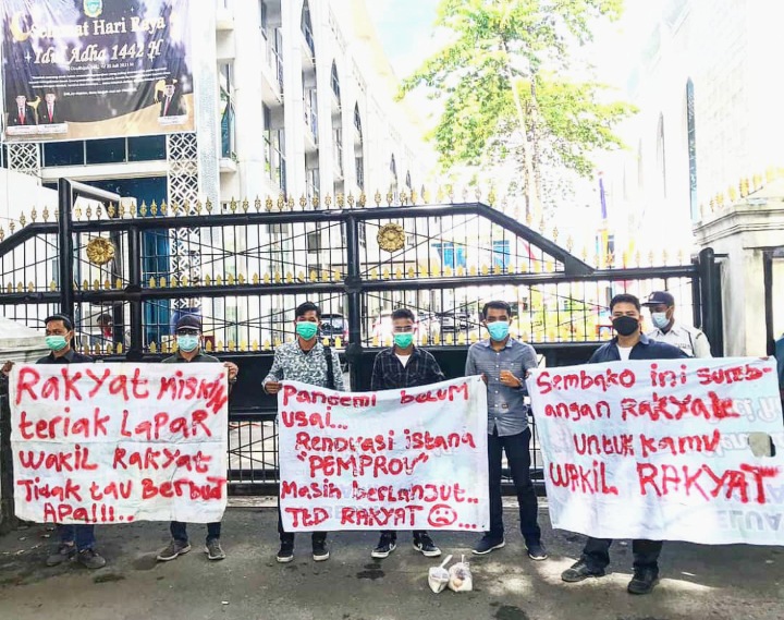 Koordinator Pusat Aliansi Pemantau Independent Sumatera Utara saat menggelar aksi damai di depan Gedung DPRD Sumut dan tetap ikuti Prokes Covid-19