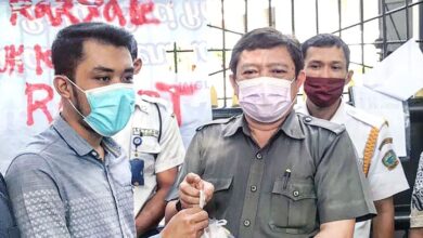 Ketua Umum Koordinator Pusat Aliansi Pemantau Independent Sumatera Utara (KORPUS API SUMUT) Syahnan Afriansyah saat memberikan sembako sumbangan rakyat kepada perwakilan Anggota DPRD Sumatera Utara
