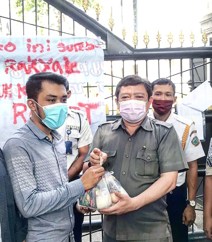 Ketua Umum Koordinator Pusat Aliansi Pemantau Independent Sumatera Utara (KORPUS API SUMUT) Syahnan Afriansyah saat memberikan sembako sumbangan rakyat kepada perwakilan Anggota DPRD Sumatera Utara