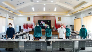 Kadis Kesehatan Batubara drg. Wahid Khusyairi, MM bersama Ketua TP PKK Kabupaten Batubara Ny. Maya Indriasari Zahir, SE saat pelaksanaan sosialisasi bagi ibu hamil secara during.