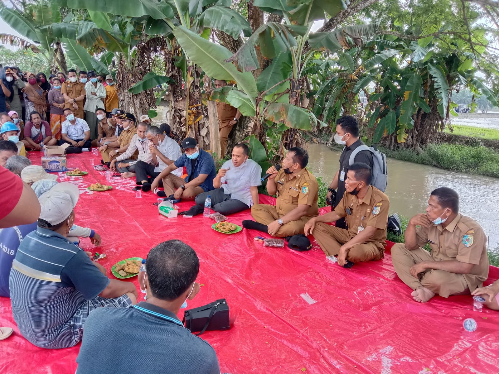 Teks foto: Bupati Batubara bersama Camat Sei Balai dan Kadis PUPR saat sedang berdialog dan mendengarkan pendapat sejumlah Petani di Desa Sei Bejangkar.