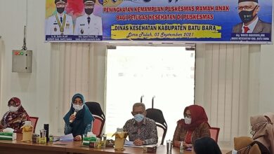 Ketua TP PKK bersama Kadis Kesehatan Batubara saat memberikan bimbingan terhadap Petugas Kesehatan agar terampil dan profesional Pelayanan Puskesmas Ramah Anak
