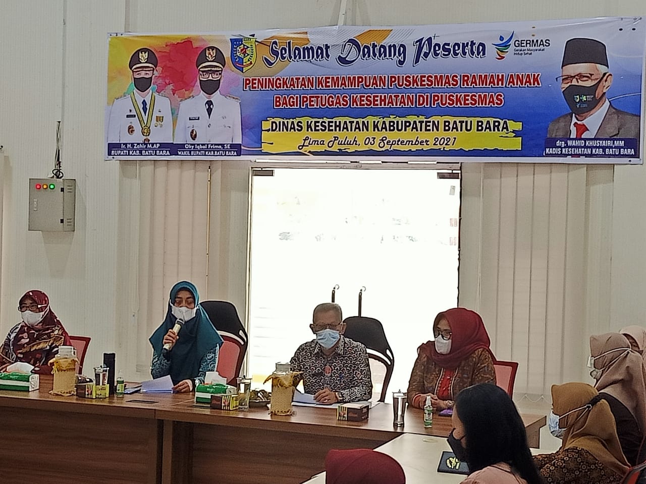 Ketua TP PKK bersama Kadis Kesehatan Batubara saat memberikan bimbingan terhadap Petugas Kesehatan agar terampil dan profesional Pelayanan Puskesmas Ramah Anak