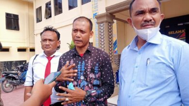 Indra Bayu (pelapor) didampingi Kuas Hukumnya dari DPC LBH FERARI Kabupaten Batubara saat diwawancarai sejumlah wartawan di Halaman Sat Reskrim Polres Batubara.