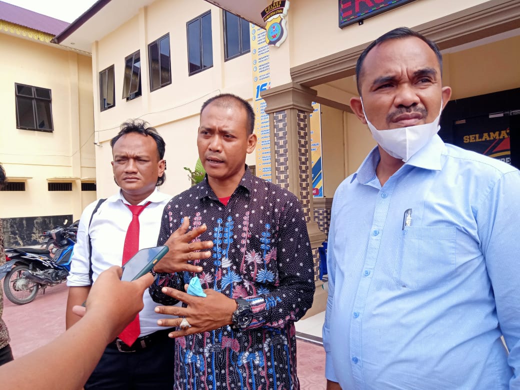 Indra Bayu (pelapor) didampingi Kuas Hukumnya dari DPC LBH FERARI Kabupaten Batubara saat diwawancarai sejumlah wartawan di Halaman Sat Reskrim Polres Batubara.