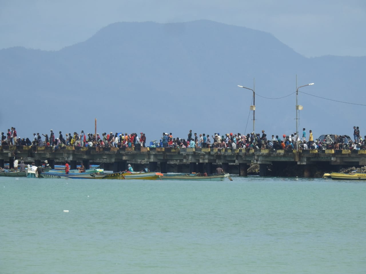 Nampak Masyarakat Berkerumun di Dermaga Ferry Mawasangka. Foto : Arwin