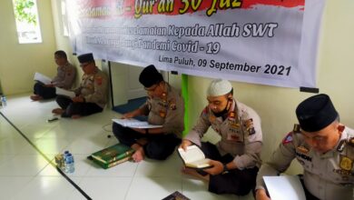 Wakapolres KOMPOL Rudy ChandraSH, MM bersama personil lainnya saat Khotaman Qur'an 30 Juz dan Istighosah di Mushollah Mapolres Batubara.
