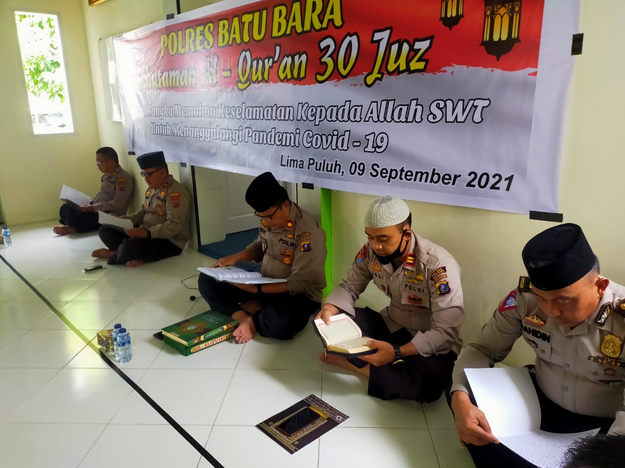 Wakapolres KOMPOL Rudy ChandraSH, MM bersama personil lainnya saat Khotaman Qur'an 30 Juz dan Istighosah di Mushollah Mapolres Batubara.
