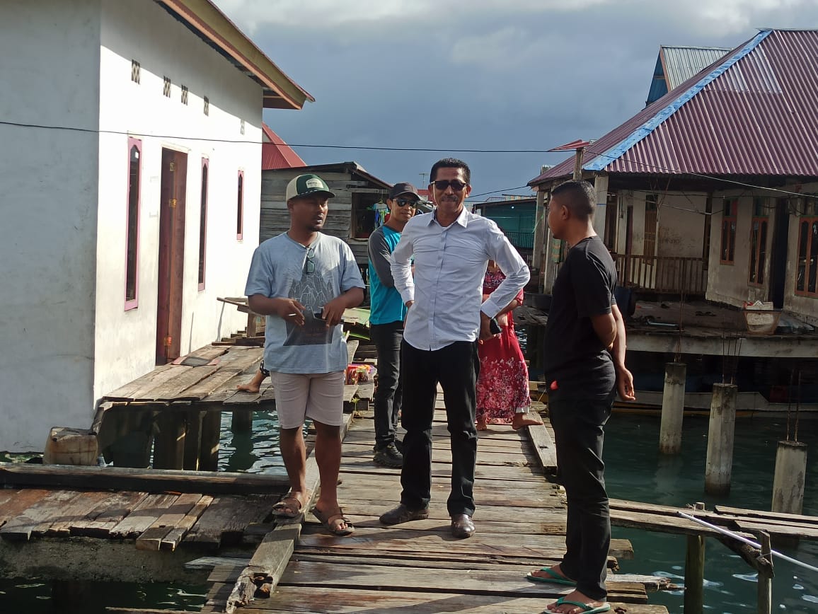 Kadis PK Buteng, Abdullah saat meninjau Pantai Nelayan. Foto : Arwin