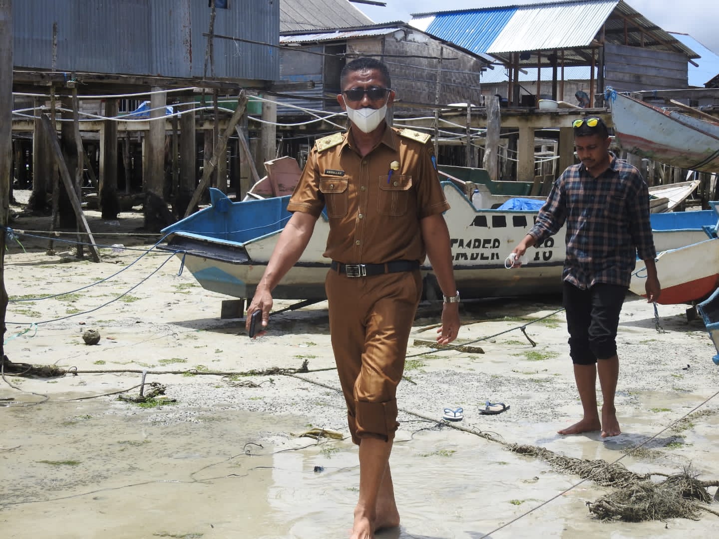 Abdullah saat turun kelaut memastikan pengerjaan pembangunan MIS