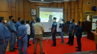 Anggota DPRD Batubara Komisi I bersama pihak PT Inalum saat melihat Peta luas lahan yang diperuntukkan milik Pemkab Batubara.