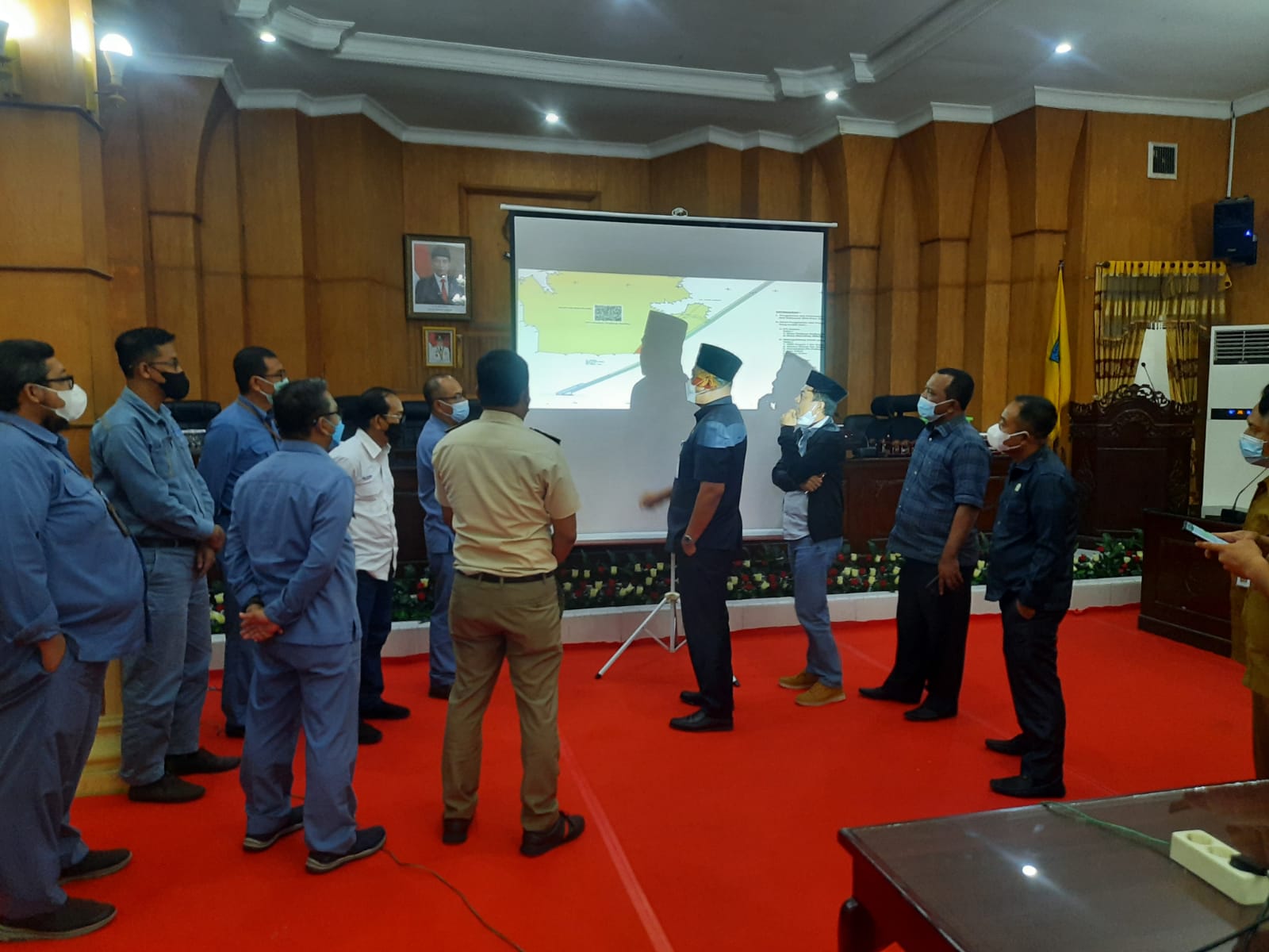 Anggota DPRD Batubara Komisi I bersama pihak PT Inalum saat melihat Peta luas lahan yang diperuntukkan milik Pemkab Batubara.