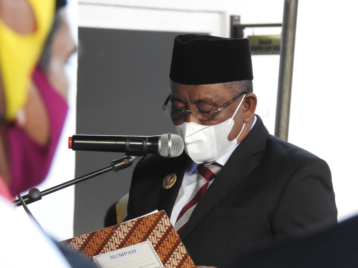 Bupati Buton Tengah, Saat Melantik Sejumlah Eselon lingkup pemda Buteng. Foto : Arwin