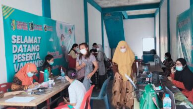 Pelaksanaan Vaksinaai oleh MD KAHMI dan DPD KNPI bersama Dinas Kesehatan Batubara saat berlangsung di Desa Sukaraja Kecamatan Air Putih.