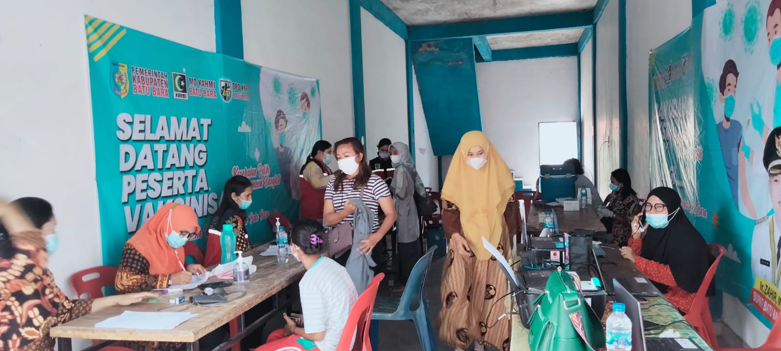 Pelaksanaan Vaksinaai oleh MD KAHMI dan DPD KNPI bersama Dinas Kesehatan Batubara saat berlangsung di Desa Sukaraja Kecamatan Air Putih.