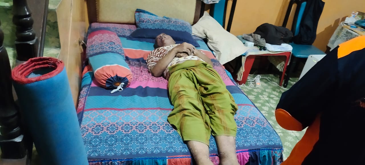 Amiruddin Sirait (57) yang ditemukan pembantunya tewas tergantung didalam rumahnya.