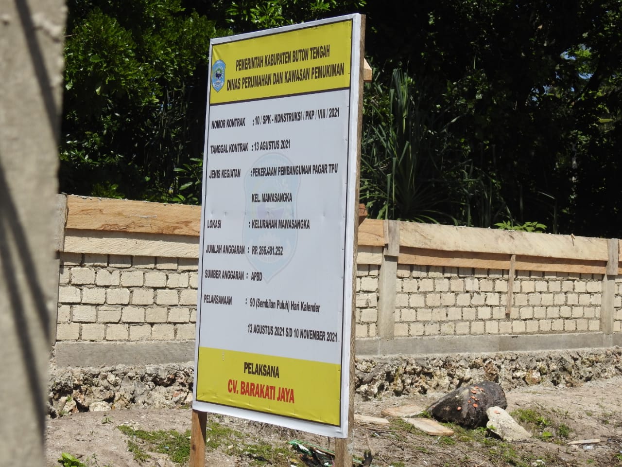 Ketgam: Plang Proyek pembangunan pagar TPU. Foto : Arwin