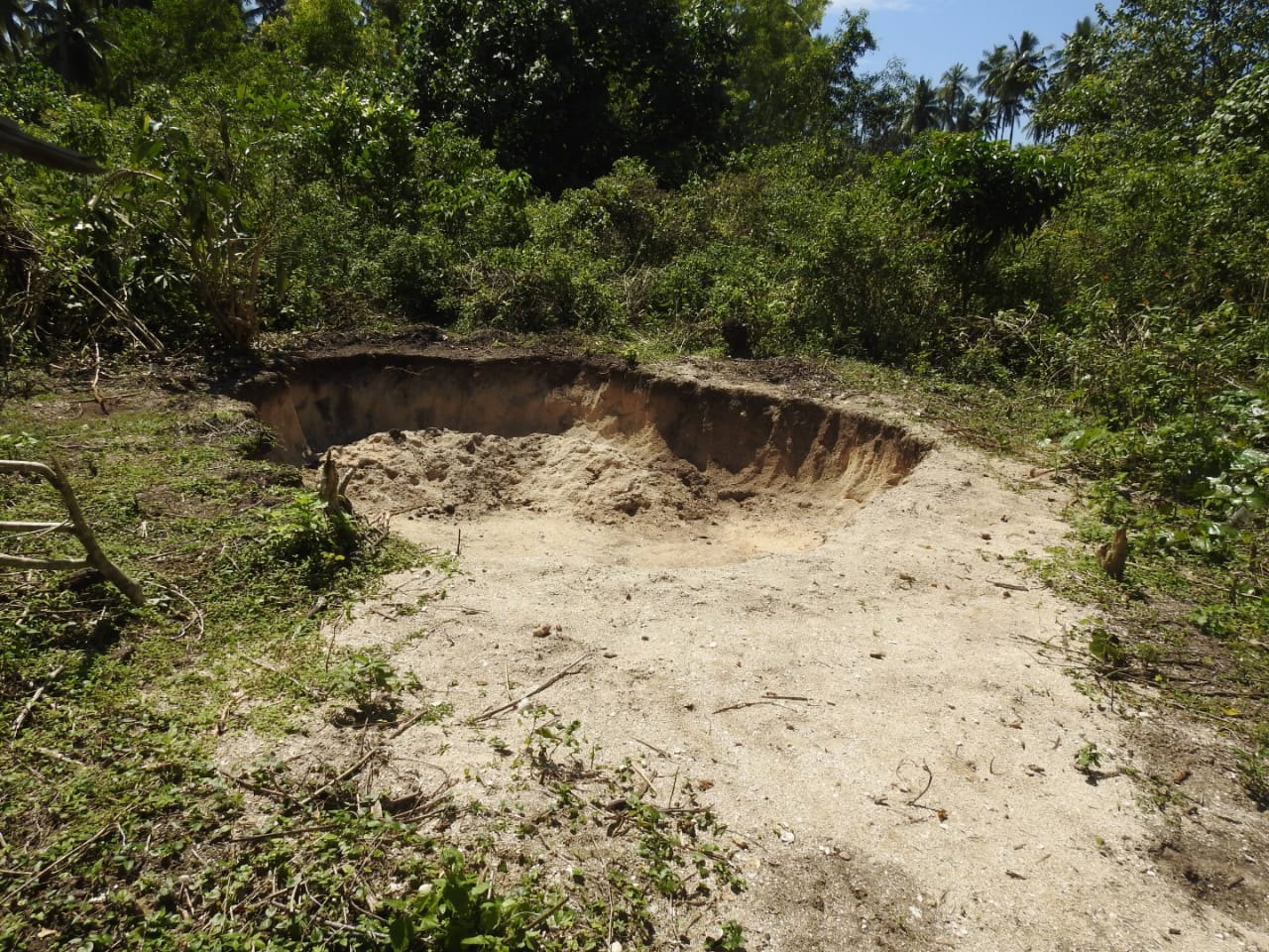 Ketgam: lubang yang dibuat disekitar proyek. Pasirnya diduga digunakan untuk membuat pagar. Foto : Arwin