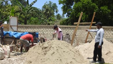 Ketgam: Kadis PR Buteng, Suhardin Djama saat meninjau lokasi pembangunan pagar TPU di Mawasangka. Foto : Arwin