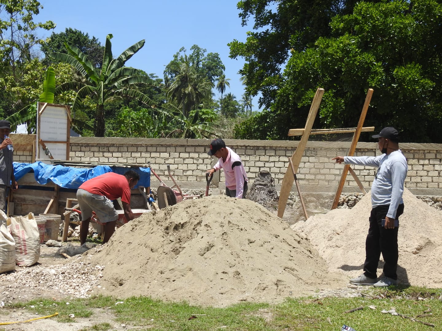 Ketgam: Kadis PR Buteng, Suhardin Djama saat meninjau lokasi pembangunan pagar TPU di Mawasangka. Foto : Arwin